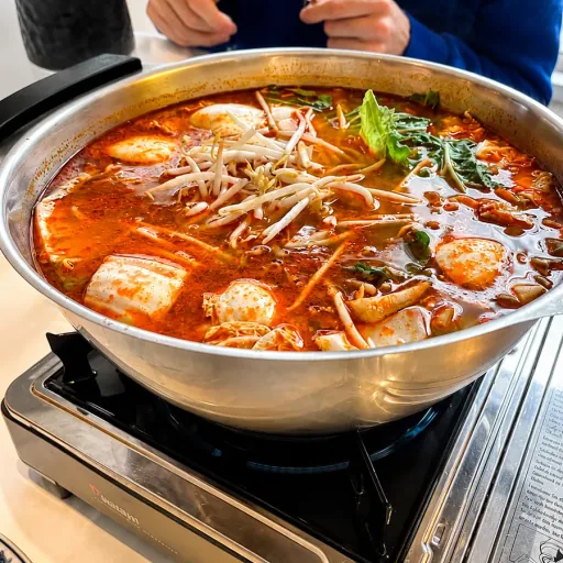 Bouillon de fondue servi au Temple d'Angkor à Épinal