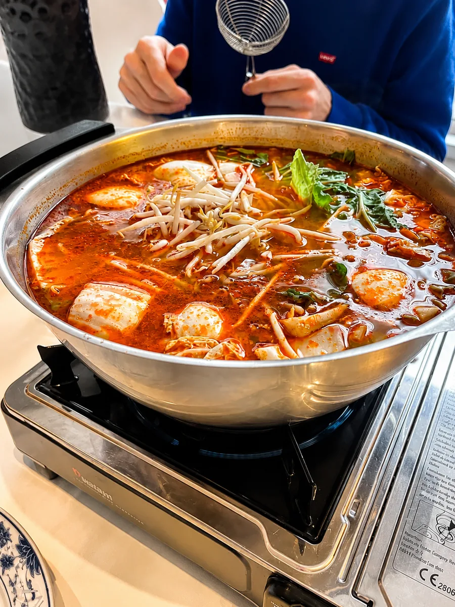 Bouillon de fondue servi au Temple d'Angkor à Épinal